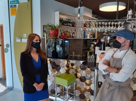 La Delegada de Empleo, Virginia Fwernández junto al joven chef bastetano (JUNTA( La Delegada de Empleo, Virginia Fwernández junto al joven chef bastetano (JUNTA(