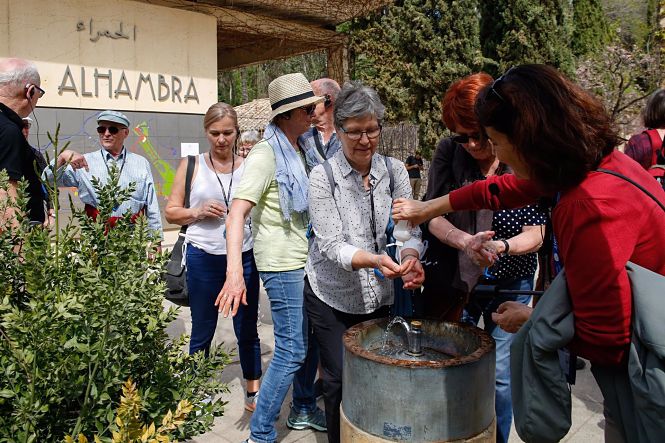 Turistas en las taquillas de la Alhambra en una imagen de archivo (EUROPA PRESS) 