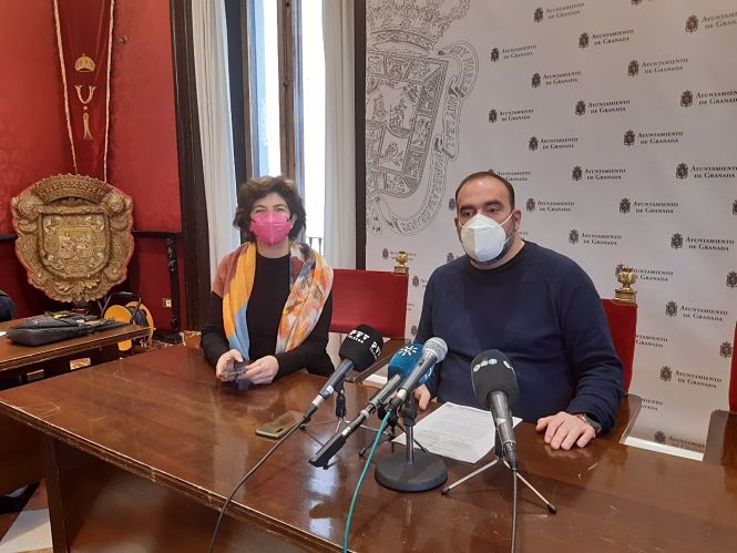 Los concejales de Podemos-IU Elisa Cabrerizo y Francisco Puentedura (PODEMOS-IU) 