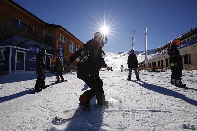  Esquiadores con mascarillas en la estación de esquí de Sierra Nevada en una imagen de archivo (ÁLEX CÁMARA / EUROPA PRESS)