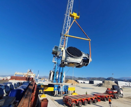 Descarga de elementos aerogeneradores en el Puerto de Motril (PUERTO DE MOTRIL)