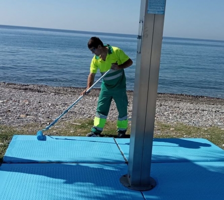 Pintado de una de las pasarelas (AYTO. ALMUÑÉCAR)