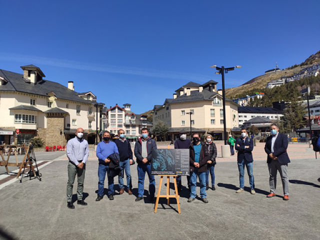 Imagen de la inauguración del nuevo alumbradi eb la Plaza de Pradollano (AYTO. MONACHIL)