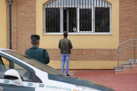 Un familiar se interesa por su familiar en la entrada del centro de mayores Cáxar De La Vega (ÁLEX CÁMARA - EUROPA PRESS) 