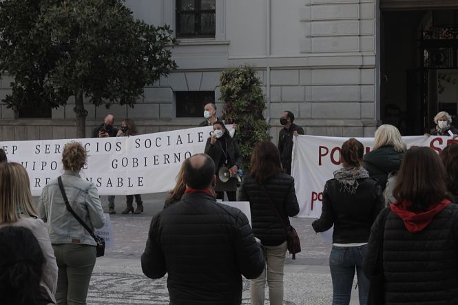 Concentración de los trabajadores de servicios sociales (JUNTA PERSONAL AYTO. GRANADA)