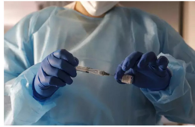 Una enfermera con una vacuna contra la Covid-19 (GVA) 