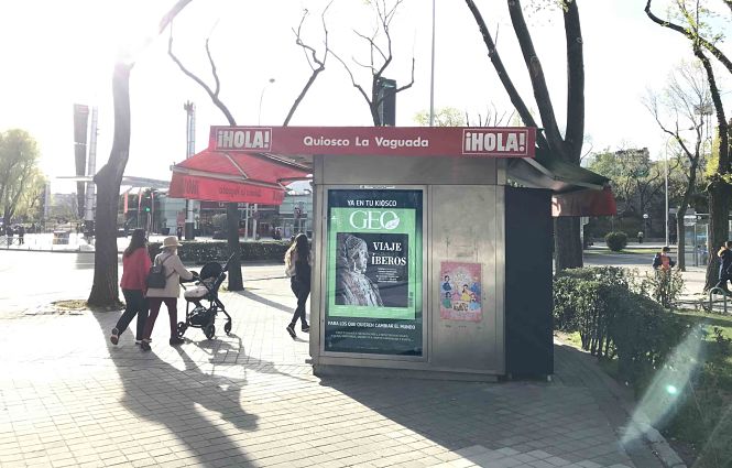 Publicidad en un kiosko sobre la revista Ibero (DIPUTACIÓN)