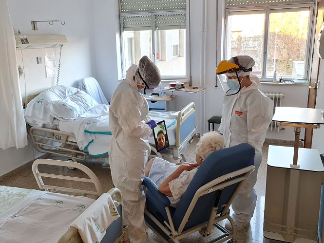 Dos sanitarios junto a una paciente (HUSC)