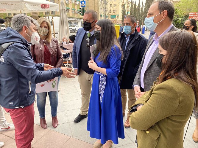 La diputada de Vox por Granada, Macarena Olona, en una visita al barrio de la Chana (VOX) 