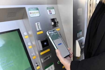 Pago con tarjeta bancaria en un cajero del metro (JUNTA)