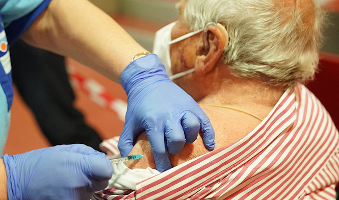 Un sanitario suministra a un mayor de 80 años la vacuna contra el Covid-19 (JUNTA)