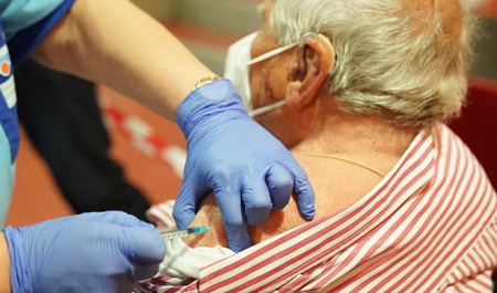 Un sanitario suministra a un mayor de 80 años la vacuna contra el Covid-19 (JUNTA)