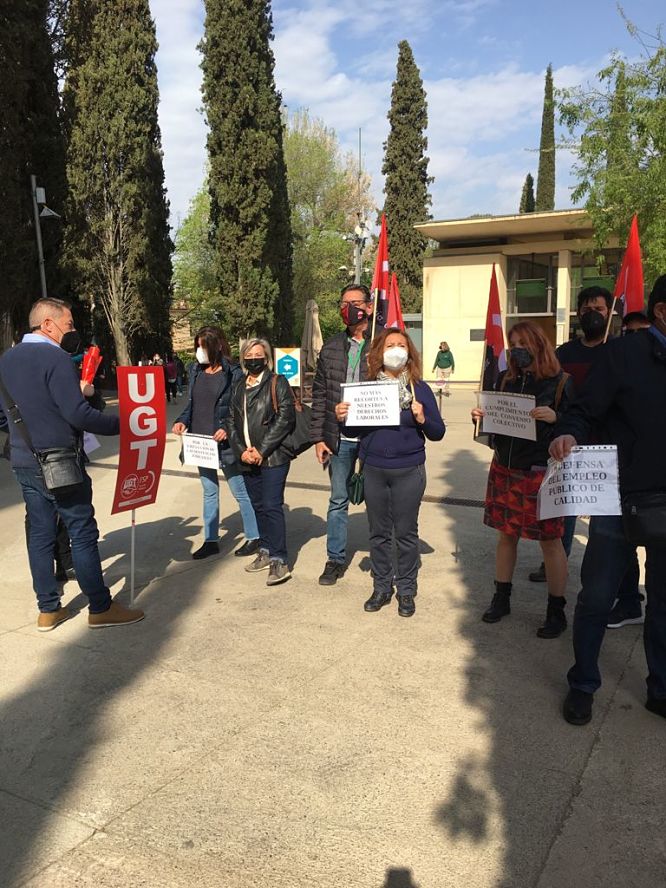 Concentración en la sede de la Alhambra (UGT)