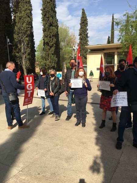 Concentración en la sede de la Alhambra (UGT)