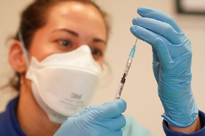 Una sanitaria prepara una dosis de la vacuna (JUNTA DE ANDALUCÍA)