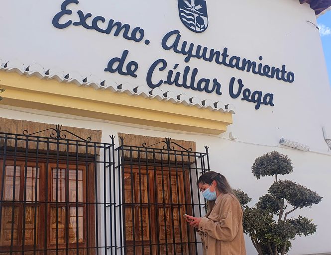 una vecina de Cúllar Vega se conecta a la nueva red WIFI gratuita (AYTO. CÚLLAR VEGA)