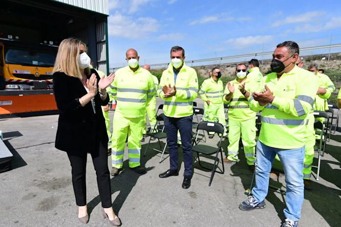 La Consejera de Fomento, Marifran Carazo, con los trabajadores de conservación de carreteras (JUNTA)