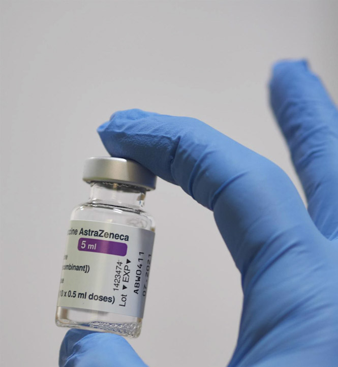 Una sanitaria con un vial de la vacuna de AstraZeneca contra el Covid-19 (EDUARDO SANZ / EUROPA PRESS)