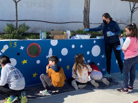 Escolares del colegio Virgen de la Paz pintan uno de los muros del patio dentro del proyecto educativo  (AYTO. OTURA)