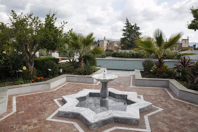 La Mezquita Mayor de Granada en 2020 vacía por la crisis del coronavirus (ÁLEX CÁMARA - EUROPA PRESS)