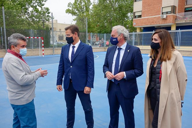 Imagen de la visita a la remodelada pista (JAVIER ALGARRA/AYUNTAMIENTO)