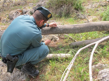 Un Guardia Civil retira uno de los cables de acero (GUARDIA CIVIL)