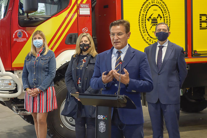 Luis Salvador ha presentado el nuevo vehículo de bomberos (JAVIER ALGARRA / AYUNTAMIENTO)