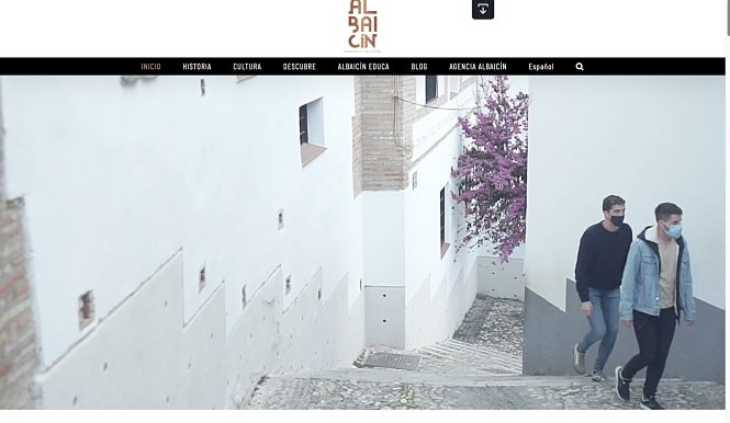 Dos personas paseando por el Albaicín (AYTO. GRANADA)