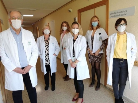De derecha a izquierda, la hematóloga responsable de la unidad, Laura Entrena, la jefa de servicio de Medicina Física y Rehabilitación, Inmaculada García, la médica rehabilitadora, Gracia Ábalos, la facultativa de Farmacia, María del Mar García (JUNTA)