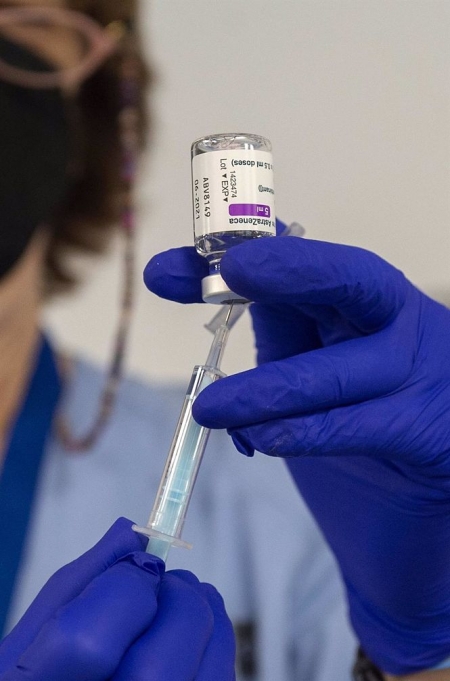 Un trabajador sanitario sostiene una vacuna contra el Covid-19 (ALBERTO ORTEGA / EUROPA PRESS)