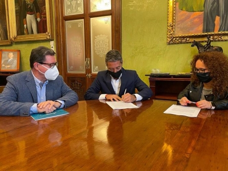 Imagen de la firma del convenio (JAVIER ALGARRA / AYUNTAMIENTO)