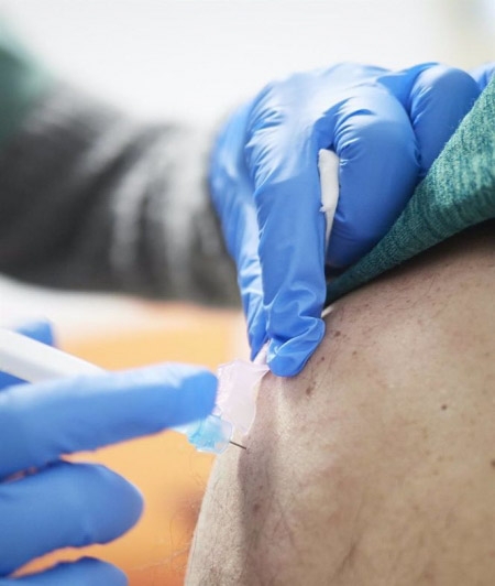 Imagen de archivo de una sanitaria vacunando contra la Covid-19 (EDUARDO SANZ / EUROPA PRESS)