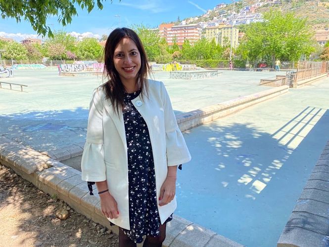 La concejal de Vox Mónica Rodríguez Gallego, ante la pista de patinaje de Bola de Oro (VOX)