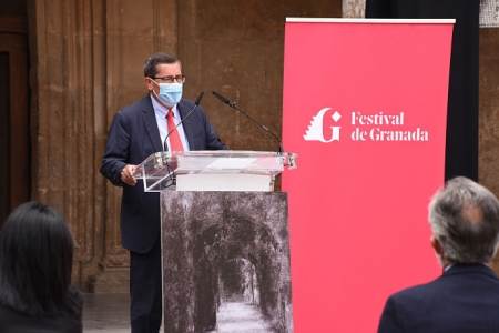 José Entrena durante la presentación del Festival de Música y Danza ((R. MARTÍNEZ / DIPGRA)