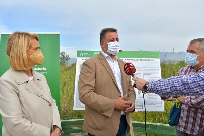 El delegado de Desarrollo Sostenible, Manuel Francisco García durante la visita a Charca Suárez (JUNTA)