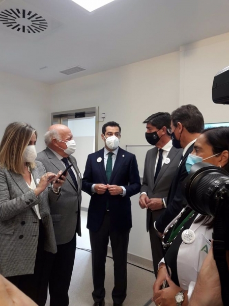 El presidente de la Junta, Juanma Moreno, en un corrillo con el alcalde de Granada, Luis Salvador, en el Materno-Infantil (EUROPA PRESS)