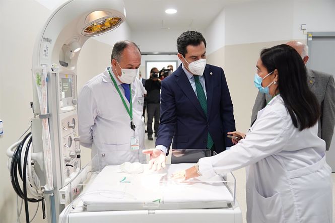 El presidente de la Junta de Andalucía, Juanma Moreno, visita el Hospital Materno Infantil de Granada (JUNTA DE ANDALUCÍA)