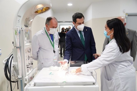 El presidente de la Junta de Andalucía, Juanma Moreno, visita el Hospital Materno Infantil de Granada (JUNTA DE ANDALUCÍA)