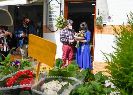 La diputada de Vox, Macarena Olona, en una floristería de la capital (VOX) La diputada de Vox, Macarena Olona, en una floristería de la capital (VOX)