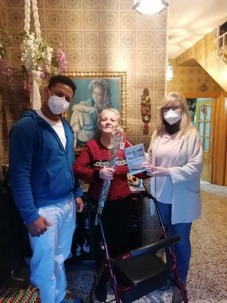 Un auxiliar de ayuda a domicilio de Otura hace entrega de uno de los libros a una vecina (AYTO. OTURA) Un auxiliar de ayuda a domicilio de Otura hace entrega de uno de los libros a una vecina (AYTO. OTURA)