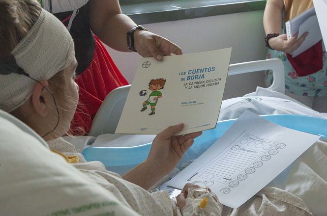 Entrega de libros a una niñaa que se encuentra hospitalizada (HUSC)