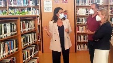 La Concejala de Cultura, Lucía Garrido en una de las bibliotecas (AYTO. GRANADA)