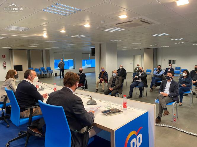 Imagen de la reunión con las cofradías (PP)