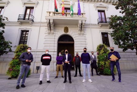 Imagen de la reunión con representantes de los clubes (PSOE)