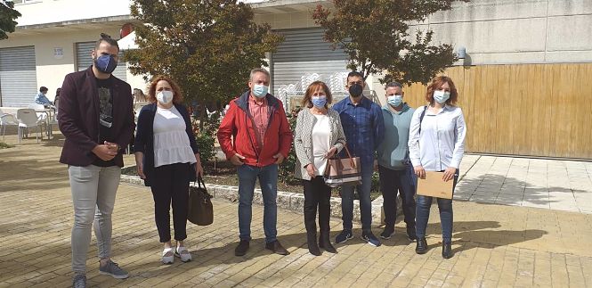 Cargos públicos y de la dirección provincial de IU apoya a la alcaldesa de Láchar, María Nieves López, en el centro, ante los juzgados de Santa Fe (AYUNTAMIENTO DE LÁCHAR)