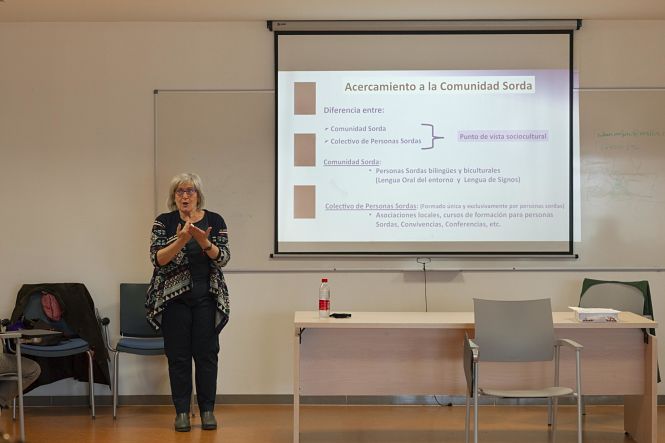 Formación en lengua de signos (HUSC)