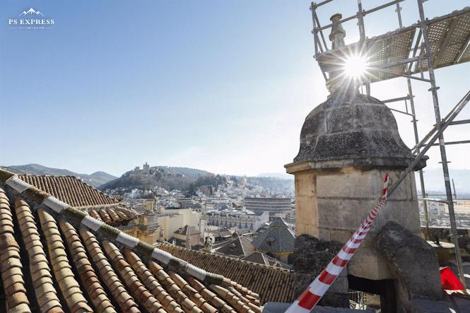 Operarios interviniendo y reparando los pináculos y zonas afectadas de la Catedral de Granada, a mediados del pasado febrero (ÁLEX CÁMARA - EUROPA PRESS)