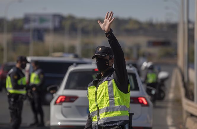 Agentes de la policía nacional durante un control (MARÍA JOSÉ LÓPEZ / EUROPA PRESS)