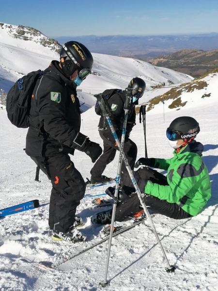 Policia Autonómica atiende a un esquiador (JUNTA)