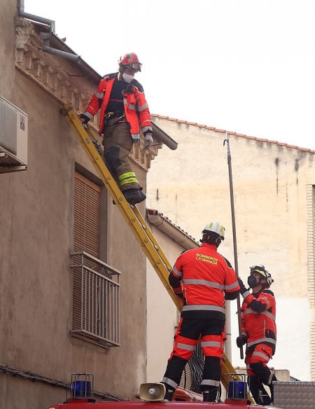 Bomberos trabajan en una casa durante el enjambre sísmico (JUNTA)